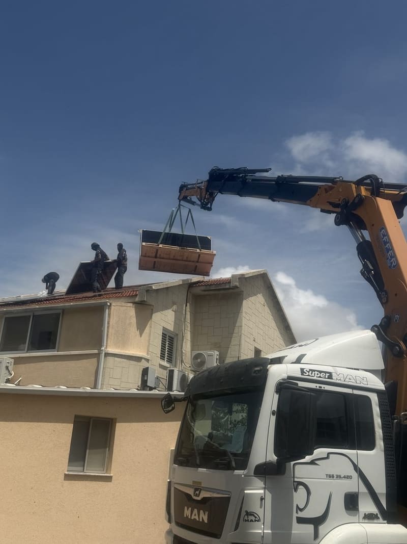 מערכת רשת על גג רעפים במושב בדרום