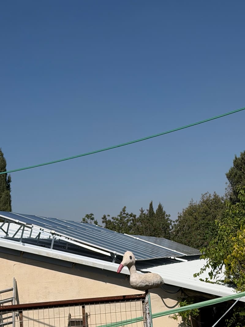 מערכת היברידית עם אגירה על גג פח — תמונה 3